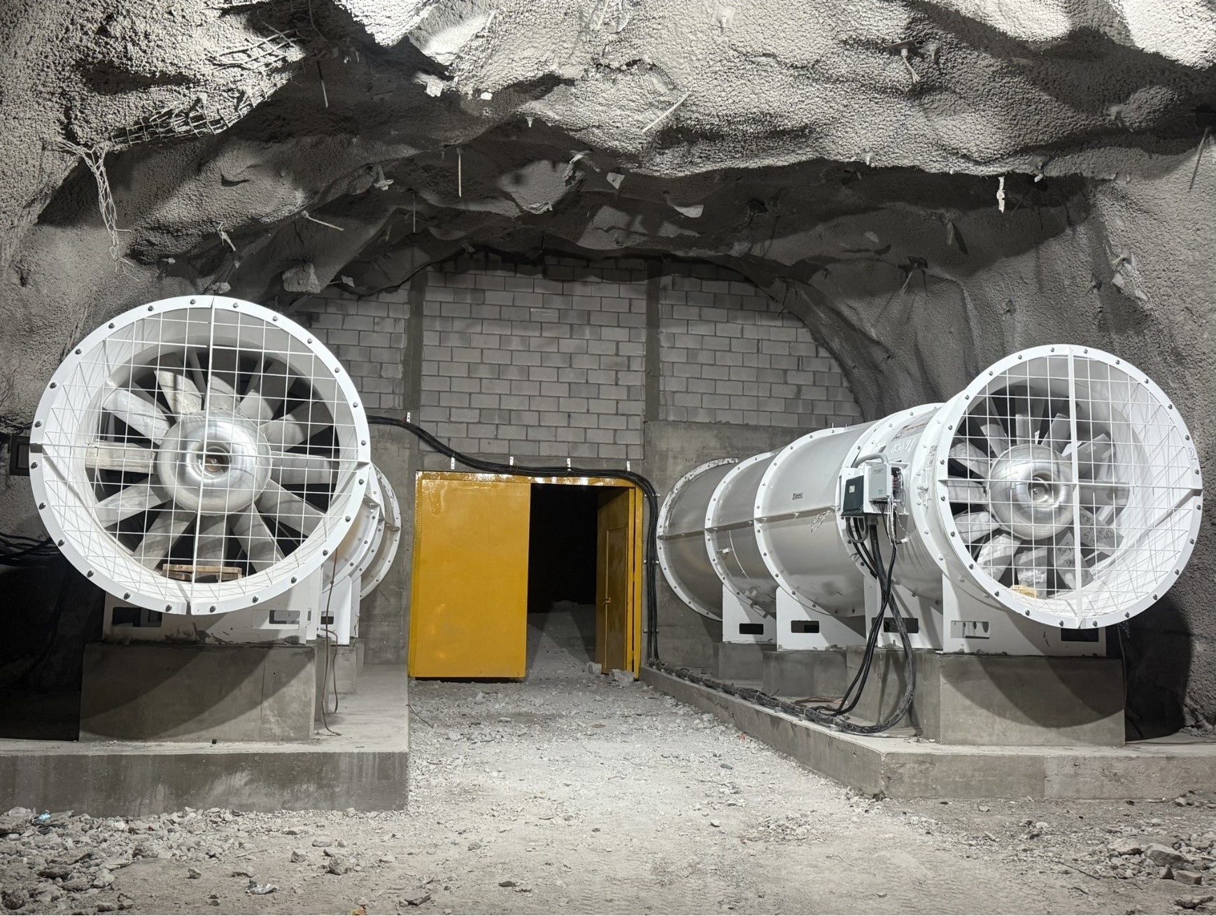 Equipo de SEMEIN realizando trabajo industrial especializado